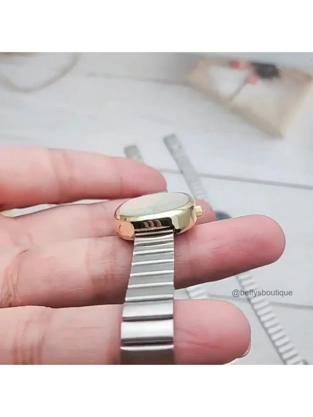 Exquisite Women's Oval Watch, Quartz Movement, Metal Band, Easy Reader,
